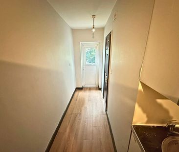 Studio Flat, Castillon Road, SE6 - Photo 3