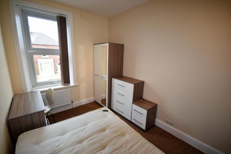 1 bedroom in a house share to rent - Photo 2