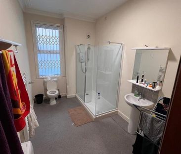 8 bedroom end of terrace house to rent - Photo 6