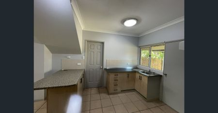 LARGE TOWNHOUSE !!! - Photo 4