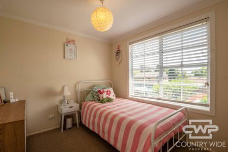 4 Bedroom, 2 Bathroom Home In a quiet area of town for Rent! - Photo 4