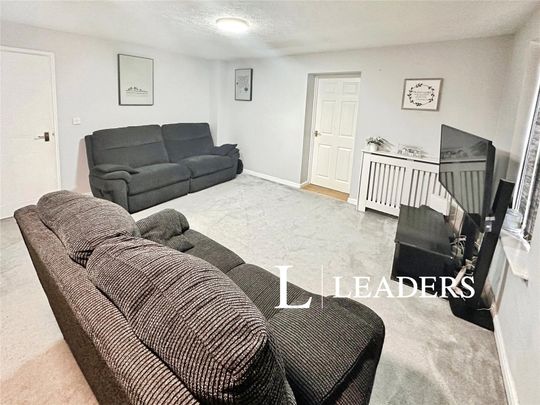 3 bedroom house to rent Ovaldene Way, ST4 - Photo 1