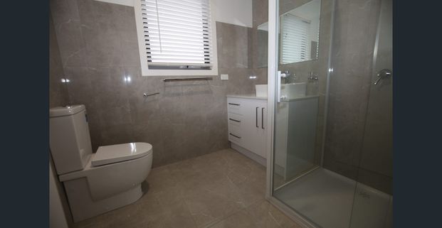 Almost brand new townhouse in ALTONA BEACH - Photo 1