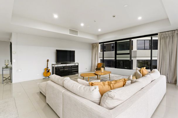 Luxury 3 Bedroom Living - Photo 1