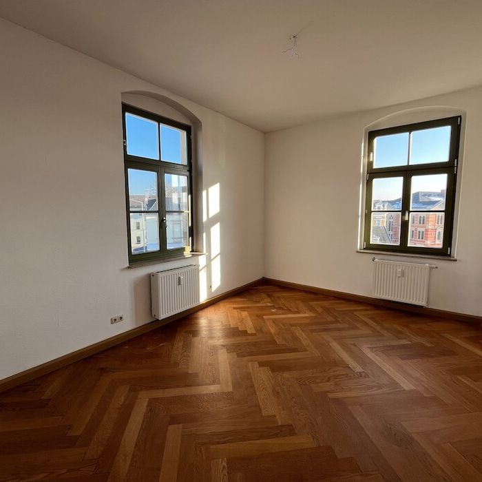 ** Helle 2 Zimmer Wohnung im Zentrum Oelsnitz -2. OG -frz. Balkon - Lift** - Photo 1