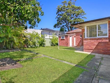 Spacious 4-Bedroom House Close to Public Transport - Photo 5