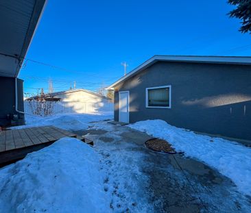 3 Bedroom Main Suite With Garage Parking In Lynnwood | Fully Renovated - Photo 1