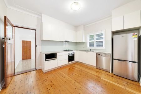 Spacious 3-Bedroom Family Home in Ultra-Convenient Location - Photo 4