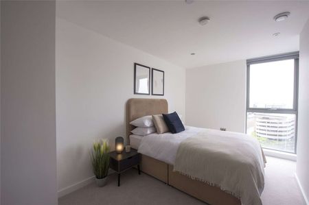 ** 1 MONTH RENT FREE FOR NOVEMBER MOVE INS ** Rent in the iconic Thames Quarter building in the heart of Reading's town centre. This is a 2 bedroom 2 bathroom apartment on the 4th floor. - Photo 5