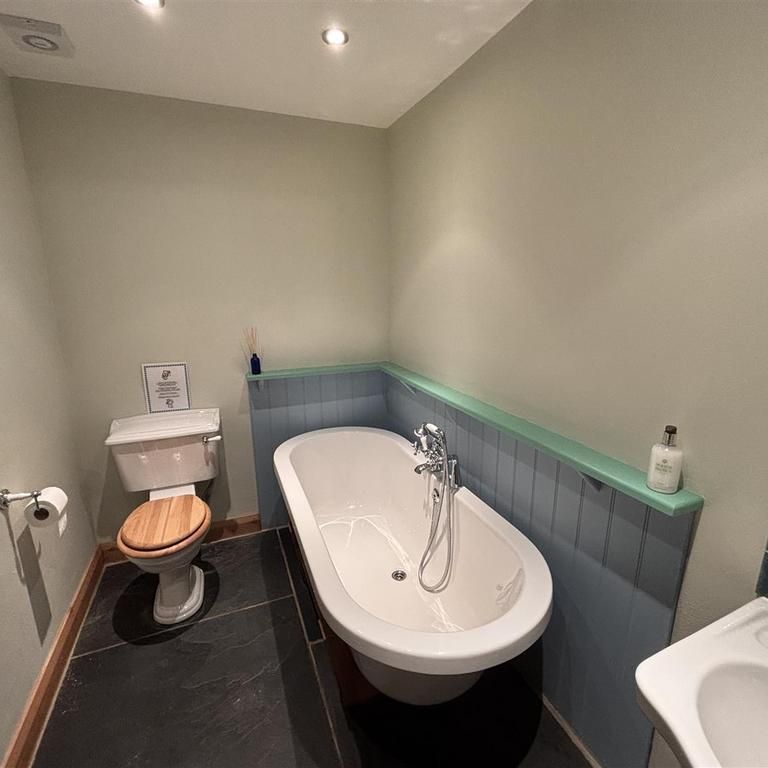 4 bedroom detached house to rent - Photo 1