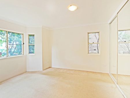 Villa-Style Dwelling with Private Entrance - Photo 2