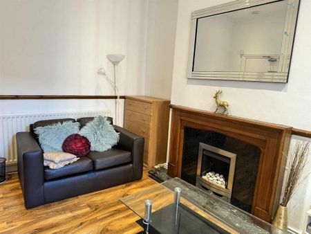 5 bedroom end of terrace house to rent - Photo 2