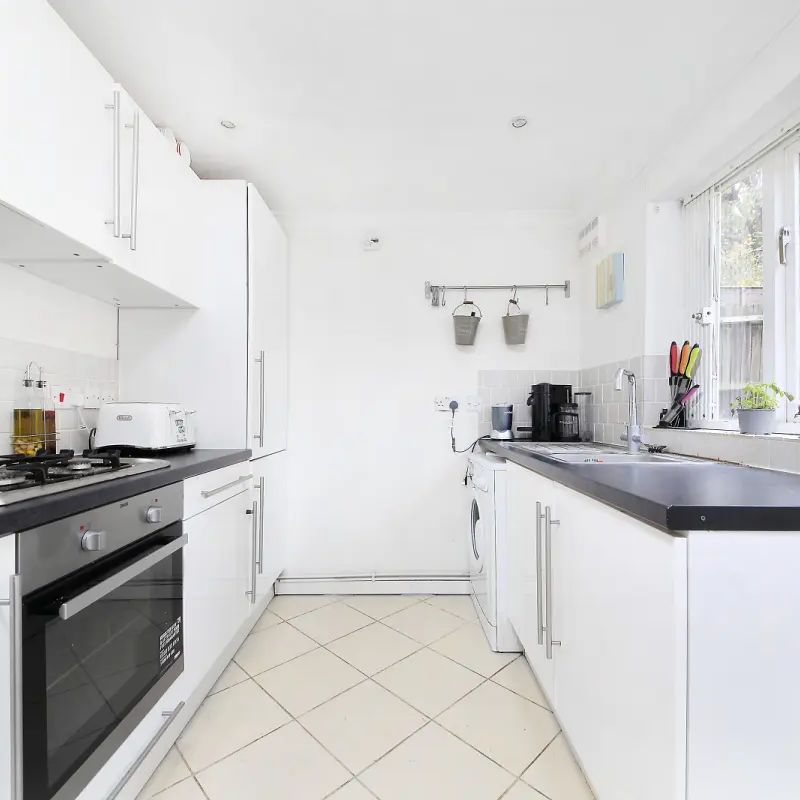 2 bedroom flat in London - Photo 1