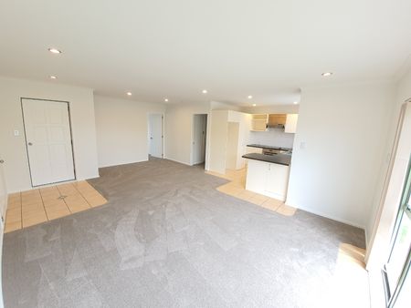 Modern home in convenient location - Photo 3