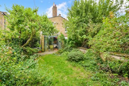 Three bedroom bay fronted family house located on one of London Field's most sought after residential streets. - Photo 5