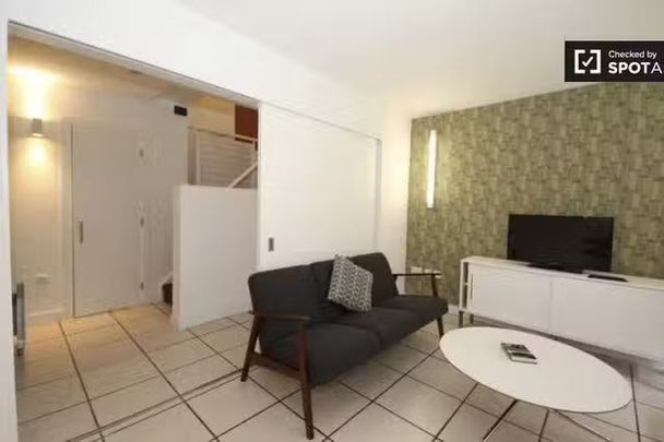 Stylish 3-bedroom apartment for rent in Old City, Dublin - Photo 1