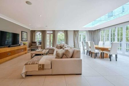Fairbourne Manor, Chobham, GU24 - Photo 2