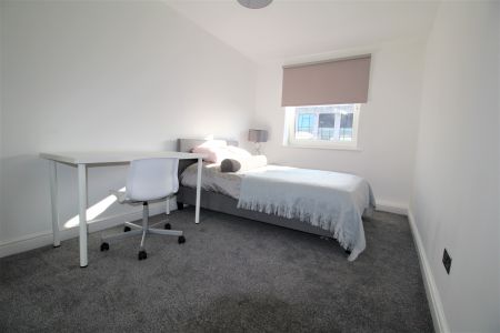 3 Bedroom Apartment - Photo 3