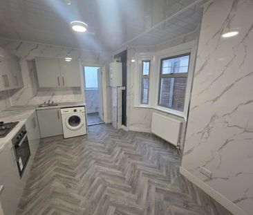 2 Bed Flat, Thackeray Road, E6 - Photo 5
