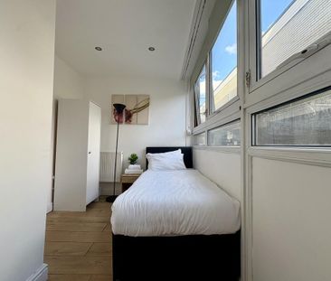 1 bedroom in a house share to rent - Photo 2