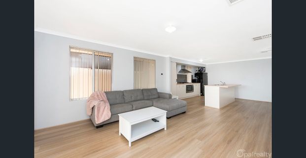 Charm and coastal comfort - Photo 1