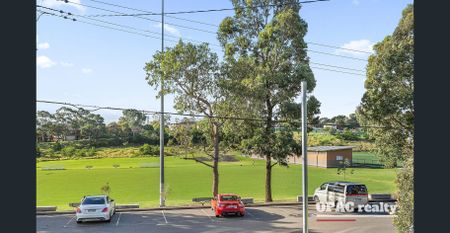 LUXURY FULL BRICK APARTMENT OPPOSITE PEAKHURST PARK - Photo 2