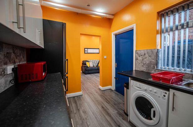 5 bedroom house of multiple occupation to rent - Photo 1