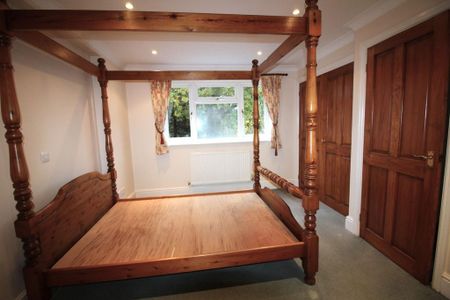 4 bedroom semi-detached house to rent - Photo 4