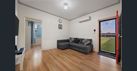 Spacious Three Bedroom Between the City and Sea - Photo 3