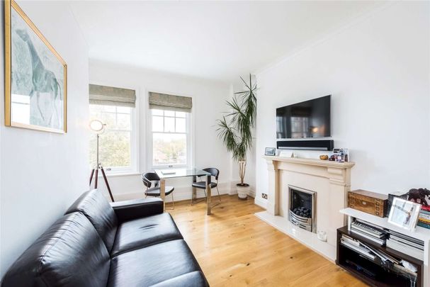 A bright and well-proportioned, one-bedroom apartment, with wooden floors throughout, situated on the top floor of a popular mansion block in Chelsea. - Photo 1
