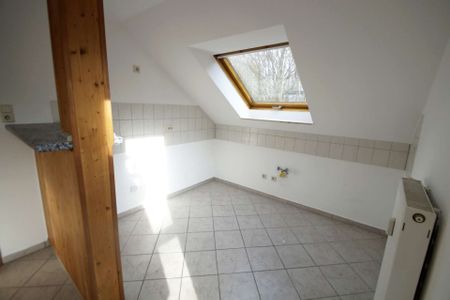 2-Zimmer-DG-Wohnung mit BALKON, offene Küche, Badewanne – frisch renoviert - Photo 3