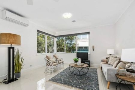 Massive retro beach apartment of house-sized proportions featuring an ultra-vogue renovation - Photo 2