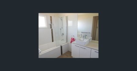 Charming Residence at 9 Swallow Street, Dalby - Photo 2