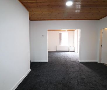 3 bedroom end of terrace house to rent - Photo 2