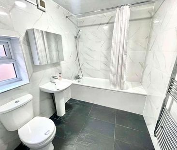 Elizabeth Road, East Ham, E6 - Photo 4