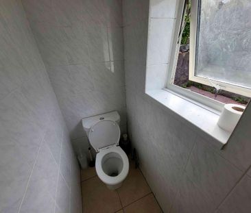 4 bedroom terraced house to rent - Photo 3