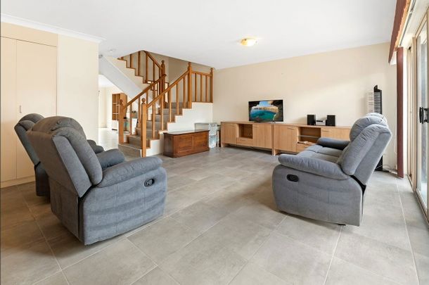 Waterfront Townhouse in Coveted Varsity Cul‑de‑sac – Rarely Available! - Photo 1