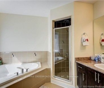 For Lease - 205 Laker Court, Newmarket, Ontario - Photo 2