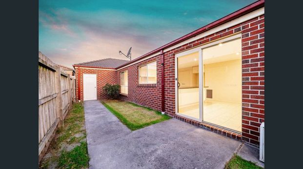 FOUR SPACIOUS BEDROOM IN FAMILY FRIENDY LOCATION! - Photo 1