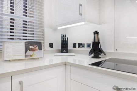 3 bedroom property to rent in London - Photo 2