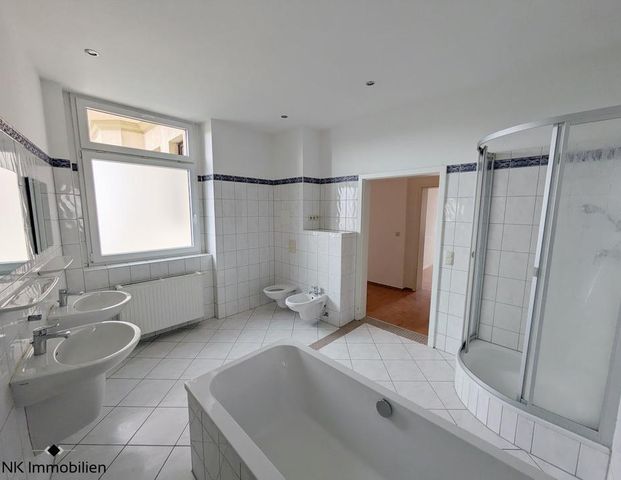 ++ neues Familienzuhause - 8-Raum Wohnung mit Tageslichtbad, Küche, Balkon & Personenaufzug ++ - Photo 1