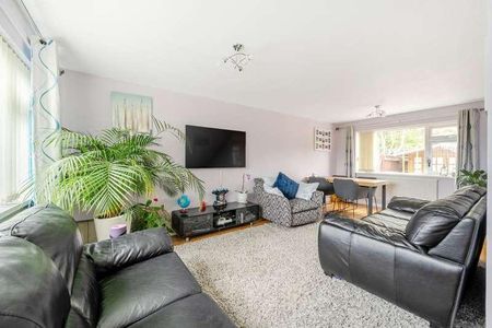 St. Anthonys Close, Aylesbury, HP19 - Photo 2