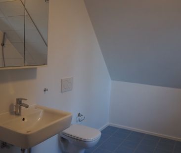 Moderne 3.5 Zimmer-Dachwohnung mit Innenhof - Photo 3