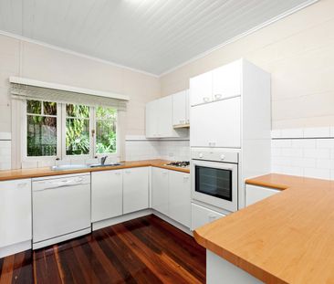 Inner city 3 bedroom cottage with off street parking for 3 cars - Photo 3