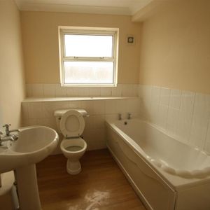 3 bedroom flat to rent - Photo 2