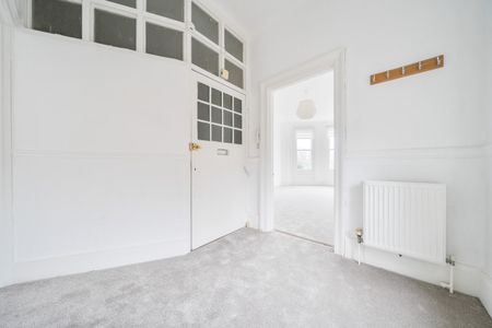 Flat to rent - Kidbrooke Park Road, London, SE3 - Photo 4