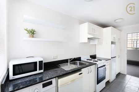 Charming One-Bedroom Sandstone Terrace Apartment - Photo 3