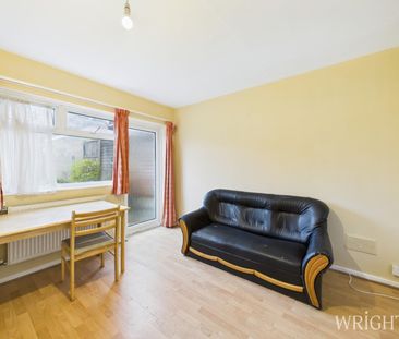 4 bedroom End Terraced House - Travellers Lane, Hatfield - Photo 5