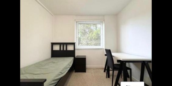 Room in a Shared House, The Priory, CR0 - Photo 3