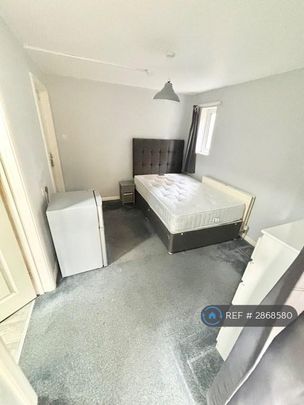 1 bedroom in a flat share to rent - Photo 1